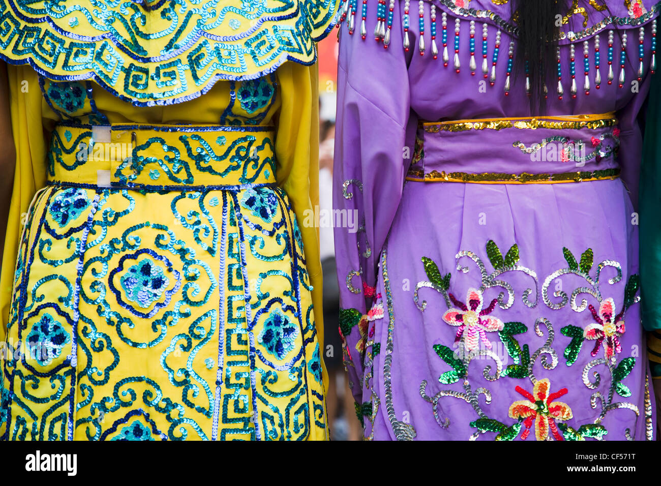 Womens robes brodées vu de derrière la Thaïlande Bangkok Thaïlande thai asiatique asie costume traditiional impérial chinois Banque D'Images