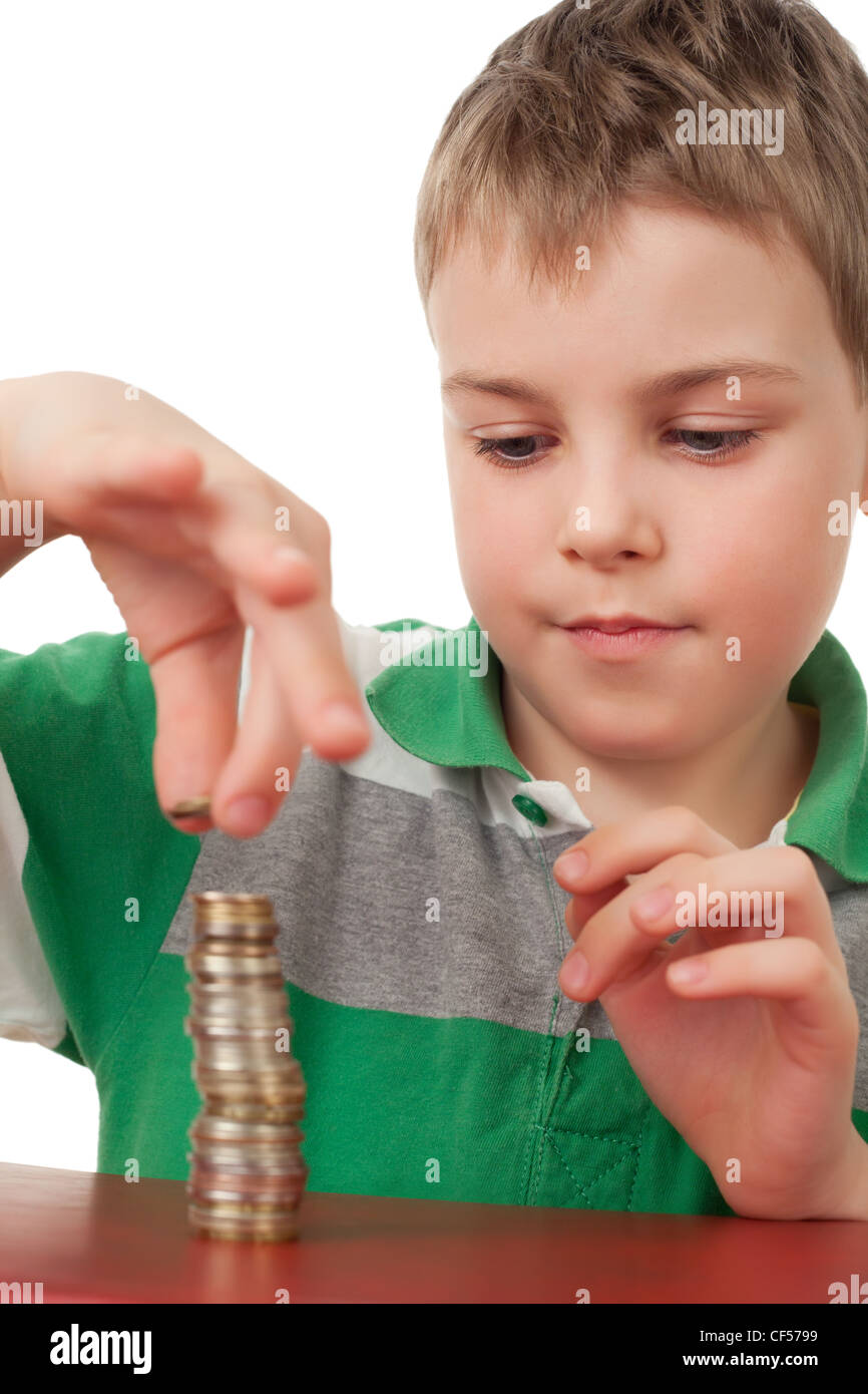 Boy in striped T-shirt empiler jusqu'coins isolé sur fond blanc Banque D'Images