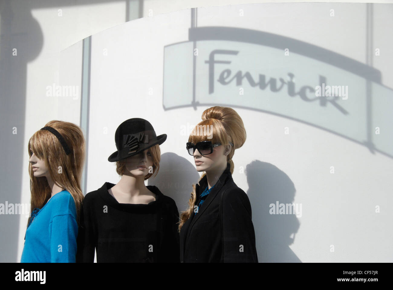 Trois mannequins sur l'affichage dans la fenêtre de magasin Fenwick. Banque D'Images