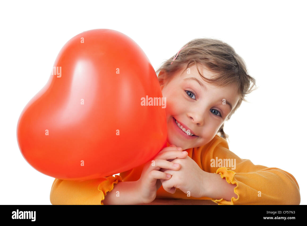 Rire petite fille tient coeur forme ballon isolé sur fond blanc Photo Stock  - Alamy
