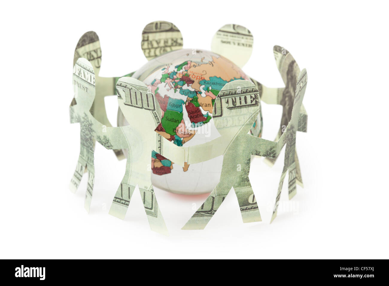 Dollars petites gens découpures chanter et danser en anneau autour de petit globe Banque D'Images