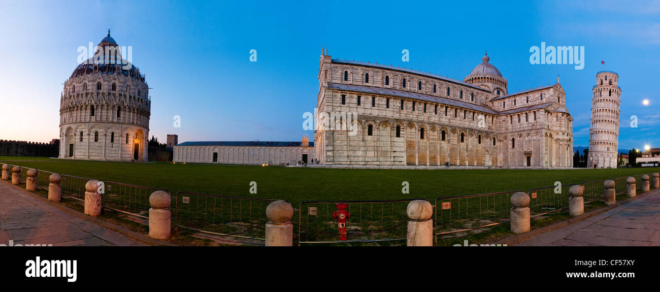 Pise, la Piazza dei Miracoli, avec la basilique et la tour penchée. Banque D'Images