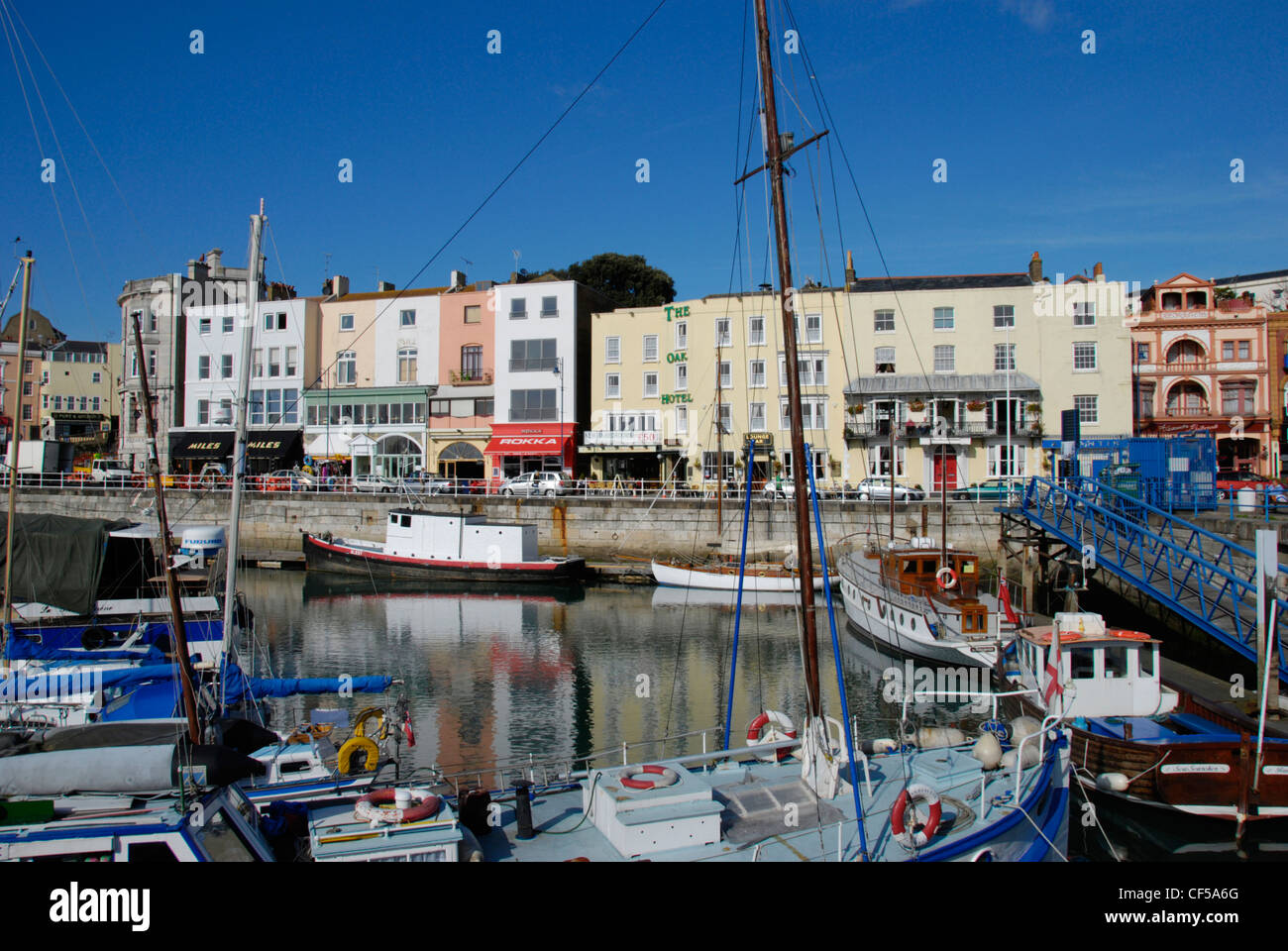 Bateau de pêche et des yachts mored de Ramsgate Royal Harbour. Banque D'Images