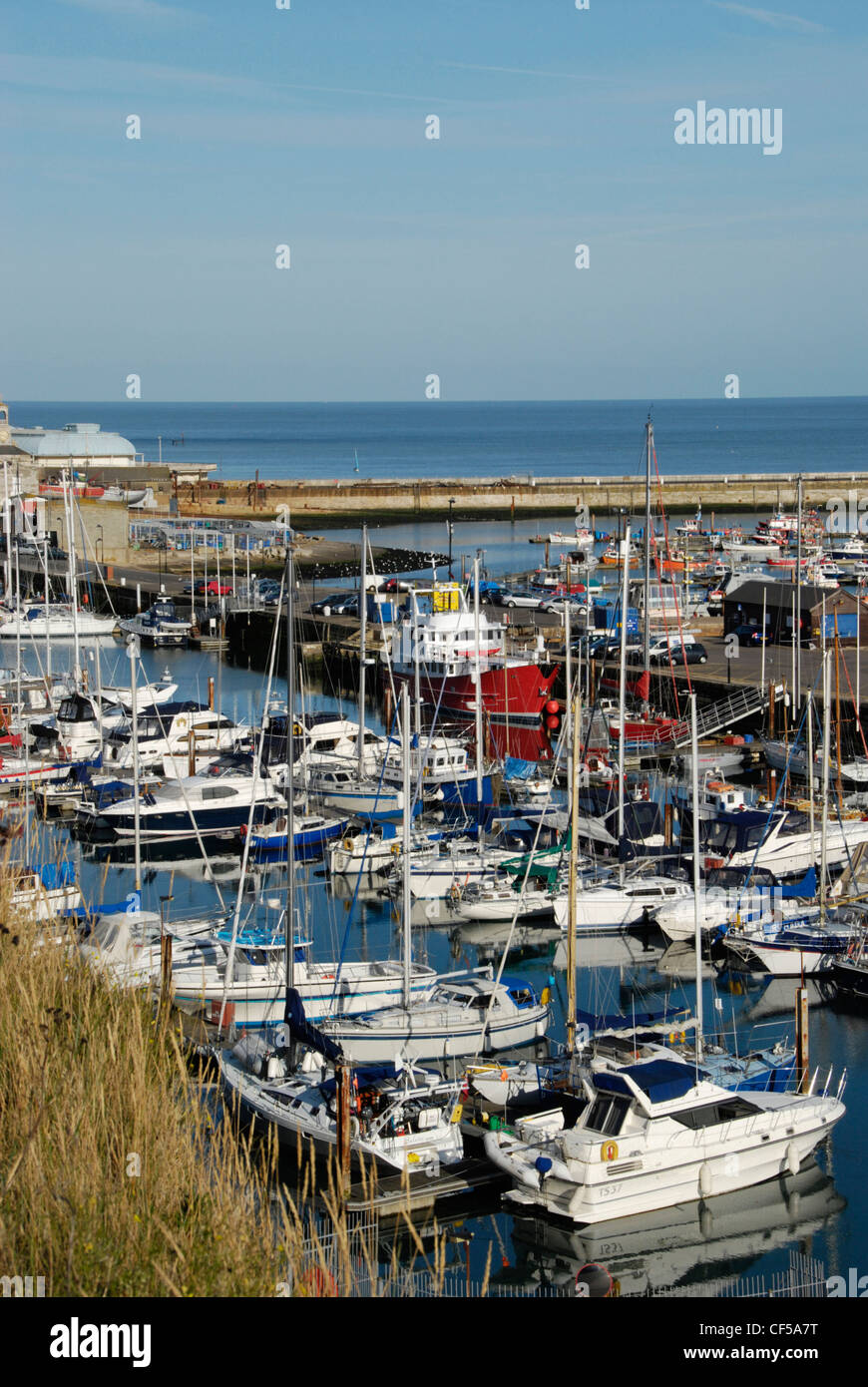 À la recherche sur les yachts et bateaux amarrés à Port Royal de Ramsgate. Banque D'Images