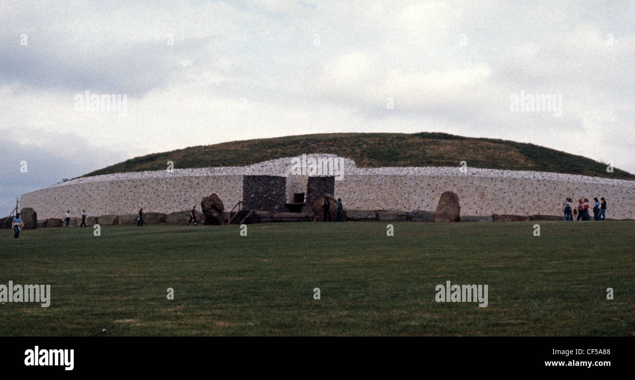 Newgrange - Entrée Façade et Stone Circle Banque D'Images