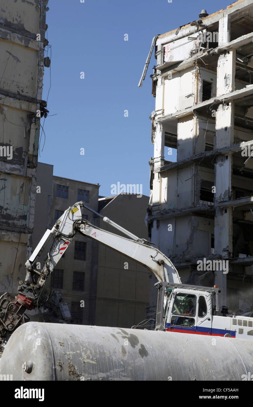 Allemagne, Berlin, Vue de chantier de construction avec maison à démolir Banque D'Images