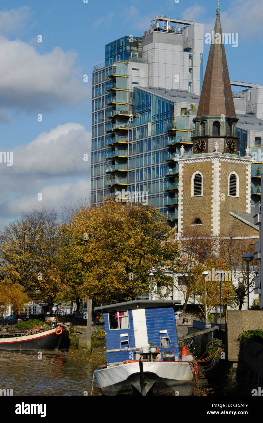 Vue d'Montevetro le développement résidentiel et l'église de St Marys à Battersea Reach. Banque D'Images