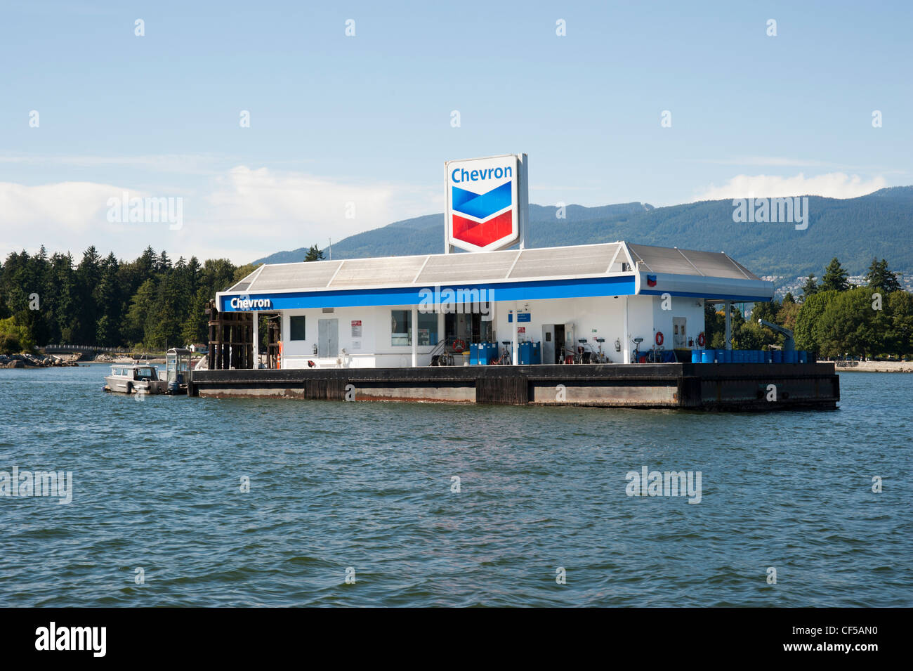 Station essence Chevron flottant dans le port, Vancouver, British Columbia, Canada Banque D'Images