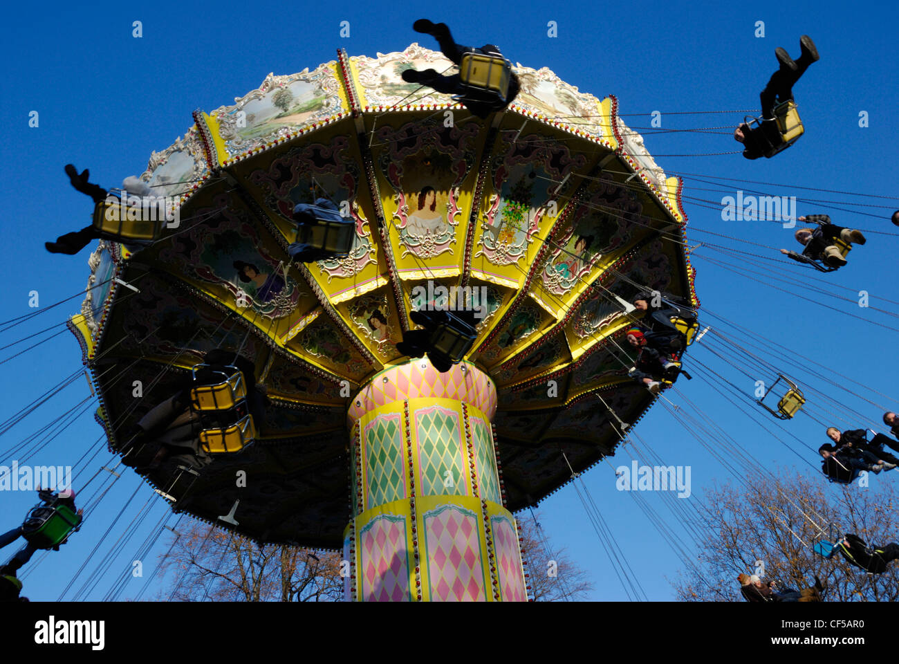 Un carrousel de rotation en action à la foire dans Hyde Park. Banque D'Images
