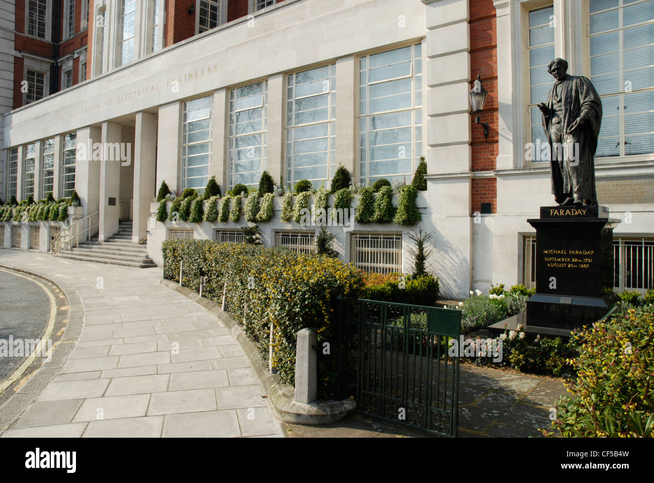 L'Institut des Ingénieurs électriques avec statue de Michael Faraday en premier plan au Savoy Place. Banque D'Images