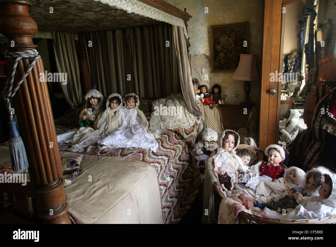 Chambre avec lit à baldaquin en bois avec des rideaux et la Chine dolls Banque D'Images