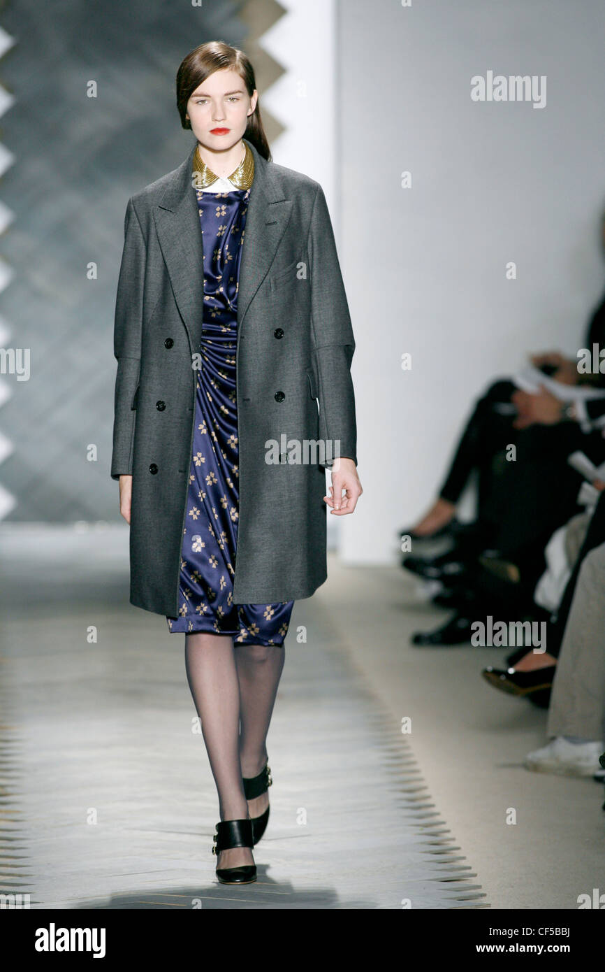 Phillip Lim New York Prêt à Porter automne hiver robe de satin bleu marine  avec motif d'or gris, manteau style veste longue Photo Stock - Alamy