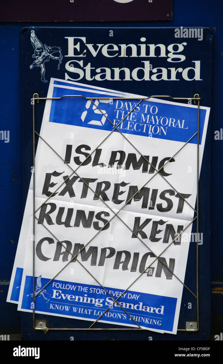 Un London Evening Standard panneau journal dans la ville de Londres. Banque D'Images