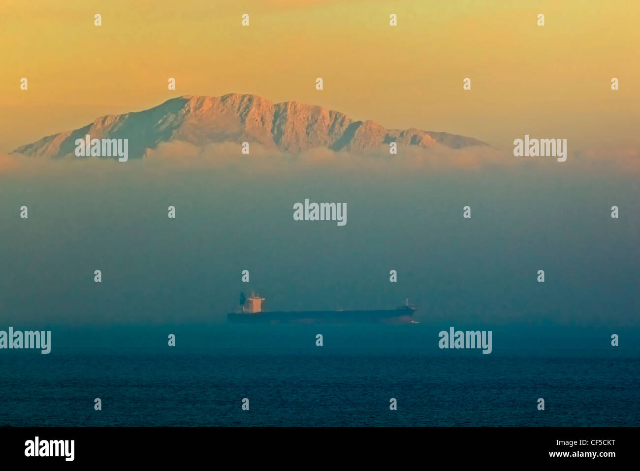 Tarifa, Province de Cadix, Espagne. D'un cargo passant par le détroit de Gibraltar au crépuscule. Côte du Maroc en arrière-plan. Banque D'Images