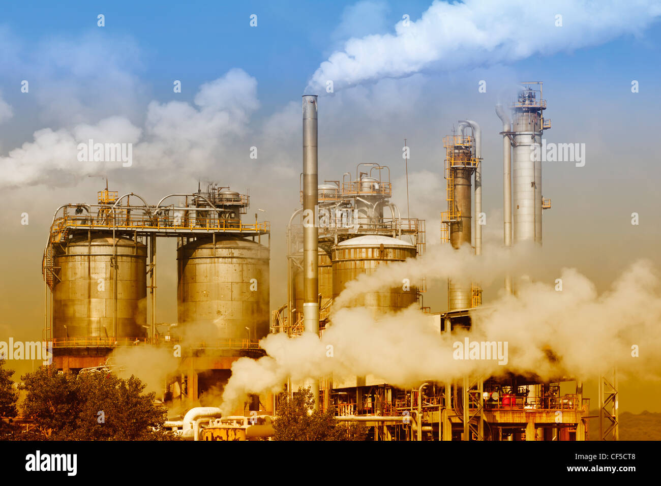 La pollution d'usine pétrochimique près de Guadarranque, Province de Cadix, Espagne. Banque D'Images
