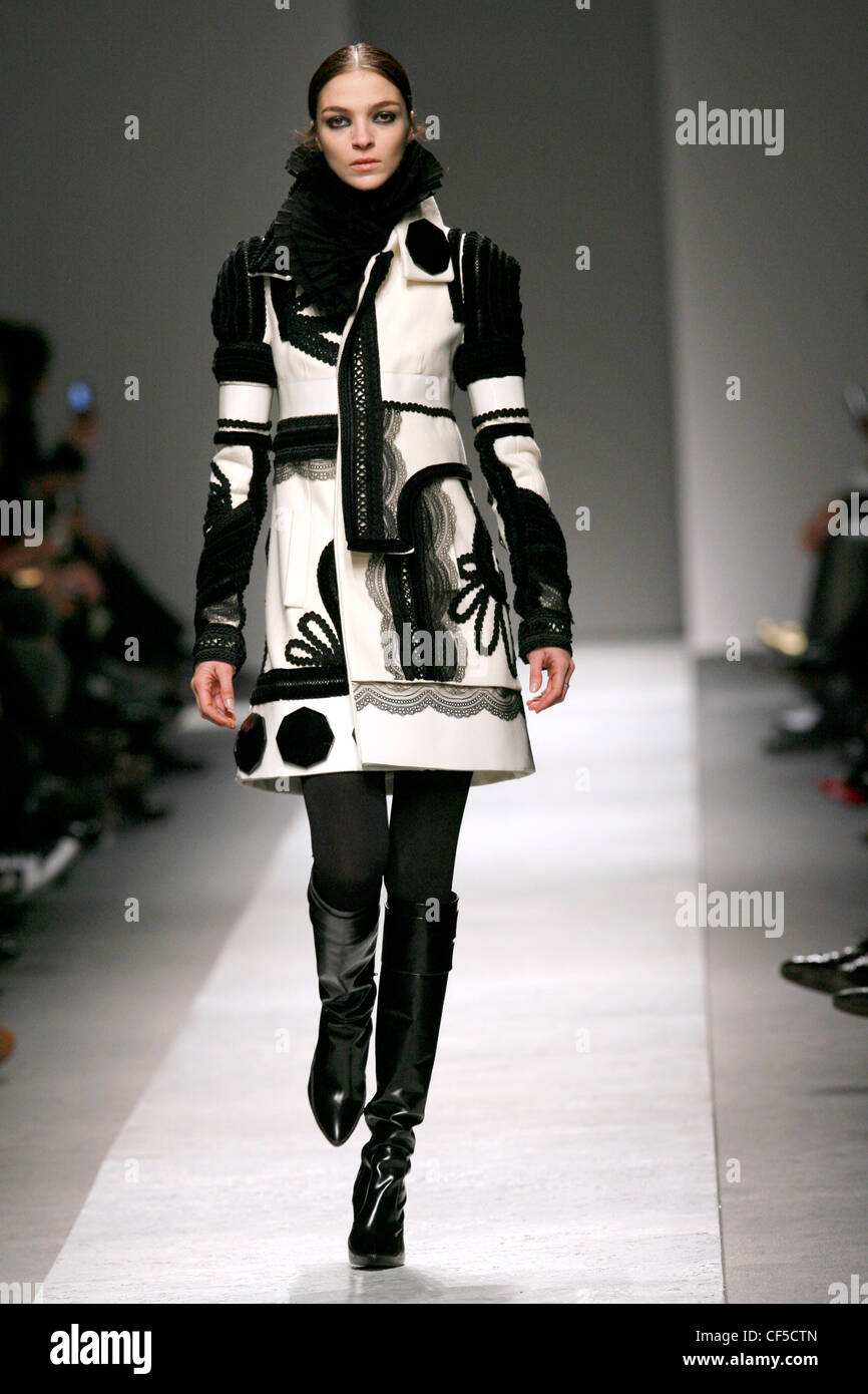 Givenchy Paris Prêt à Porter Automne Hiver modèle italien Mariacarla  Boscono portant une ligne noir et blanc manteau à motifs Photo Stock - Alamy