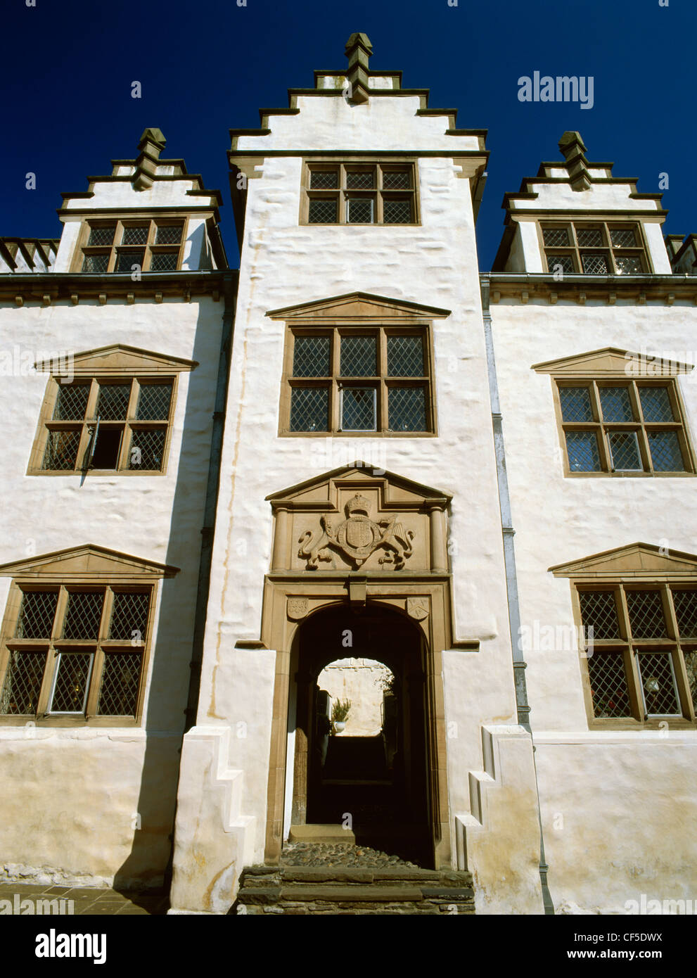 Jusqu'à la rue du haut à la guérite de Plas Mawr (Grande Salle), probablement le mieux conservé en maison élisabéthaine Bri Banque D'Images