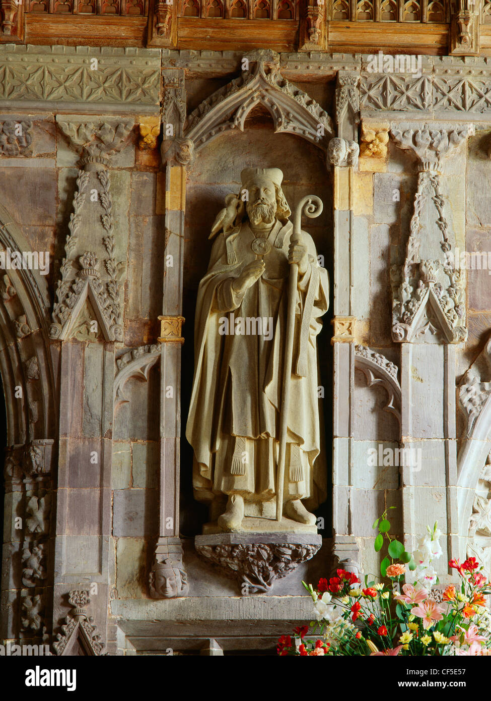 Une statue moderne de Saint David (Dewi Sant), saint patron du Pays de Galles, placé dans le 14e siècle jubé entre la nef et choi Banque D'Images