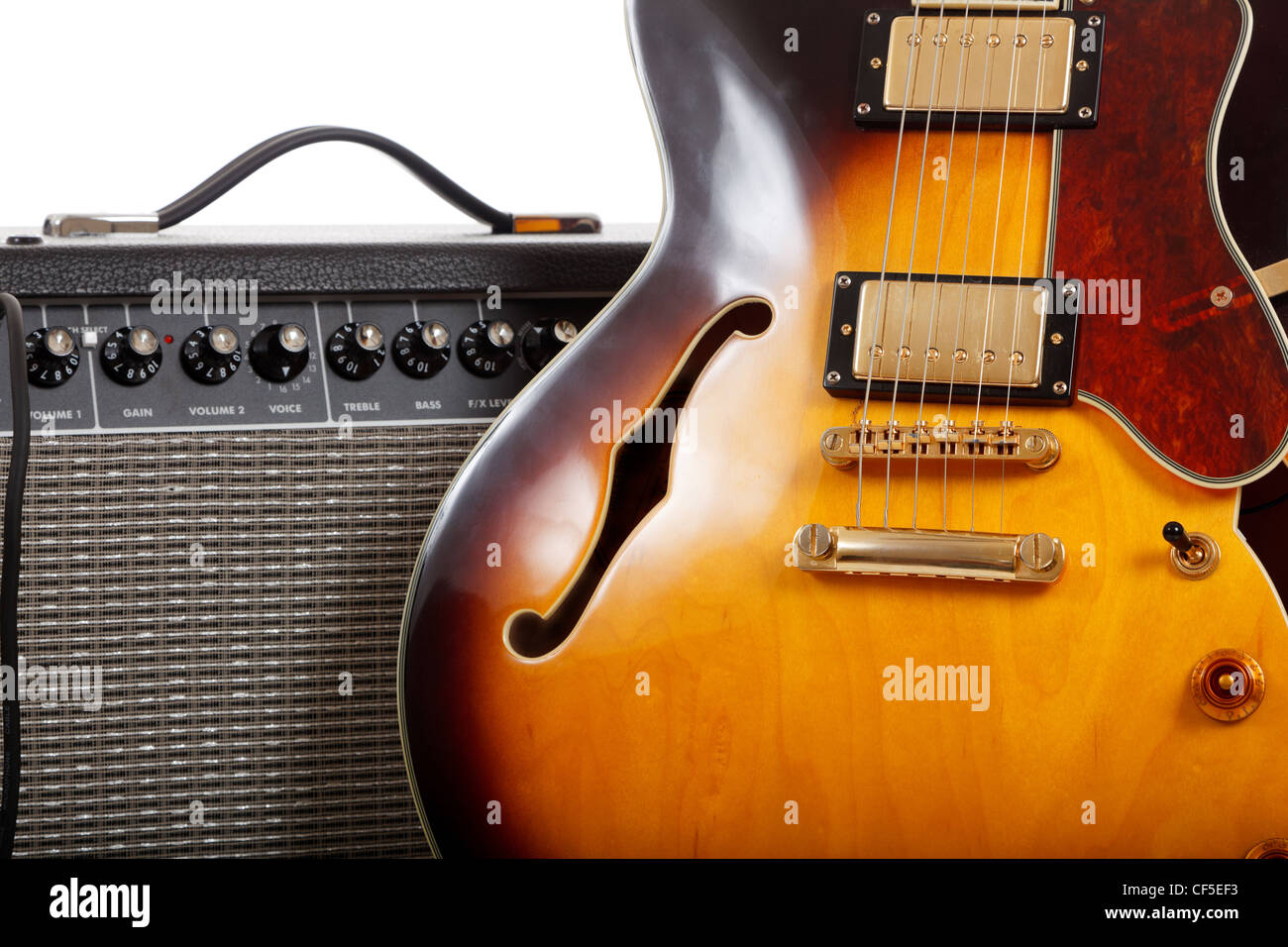 Un sunburst guitare électrique et de l'amplificateur sur un fond blanc Banque D'Images