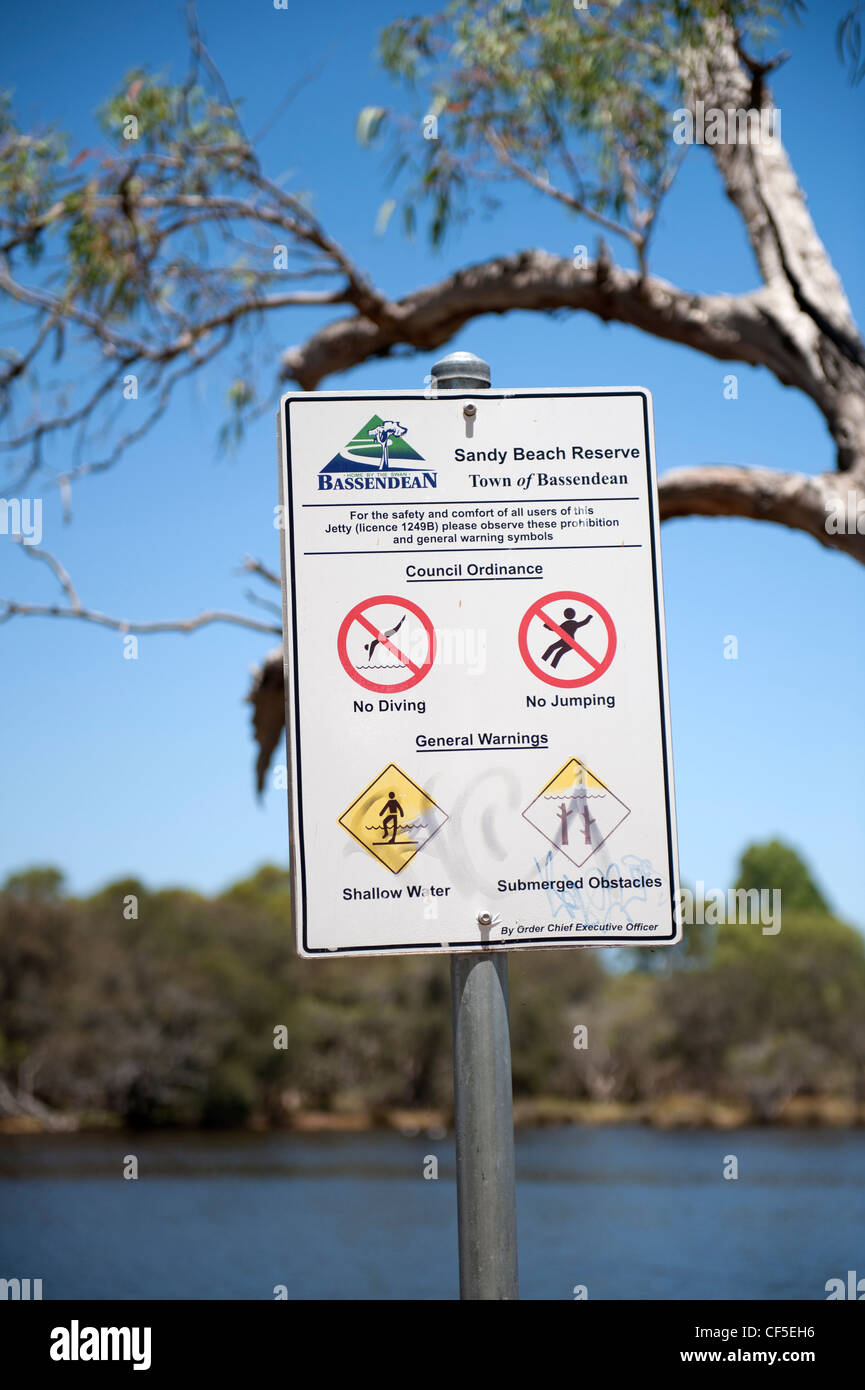 Pas de plongée, Pas de saut, de l'eau peu profonde, objets submergés--panneau d'avertissement sur la rivière Swan, Bassendean, Australie occidentale Banque D'Images