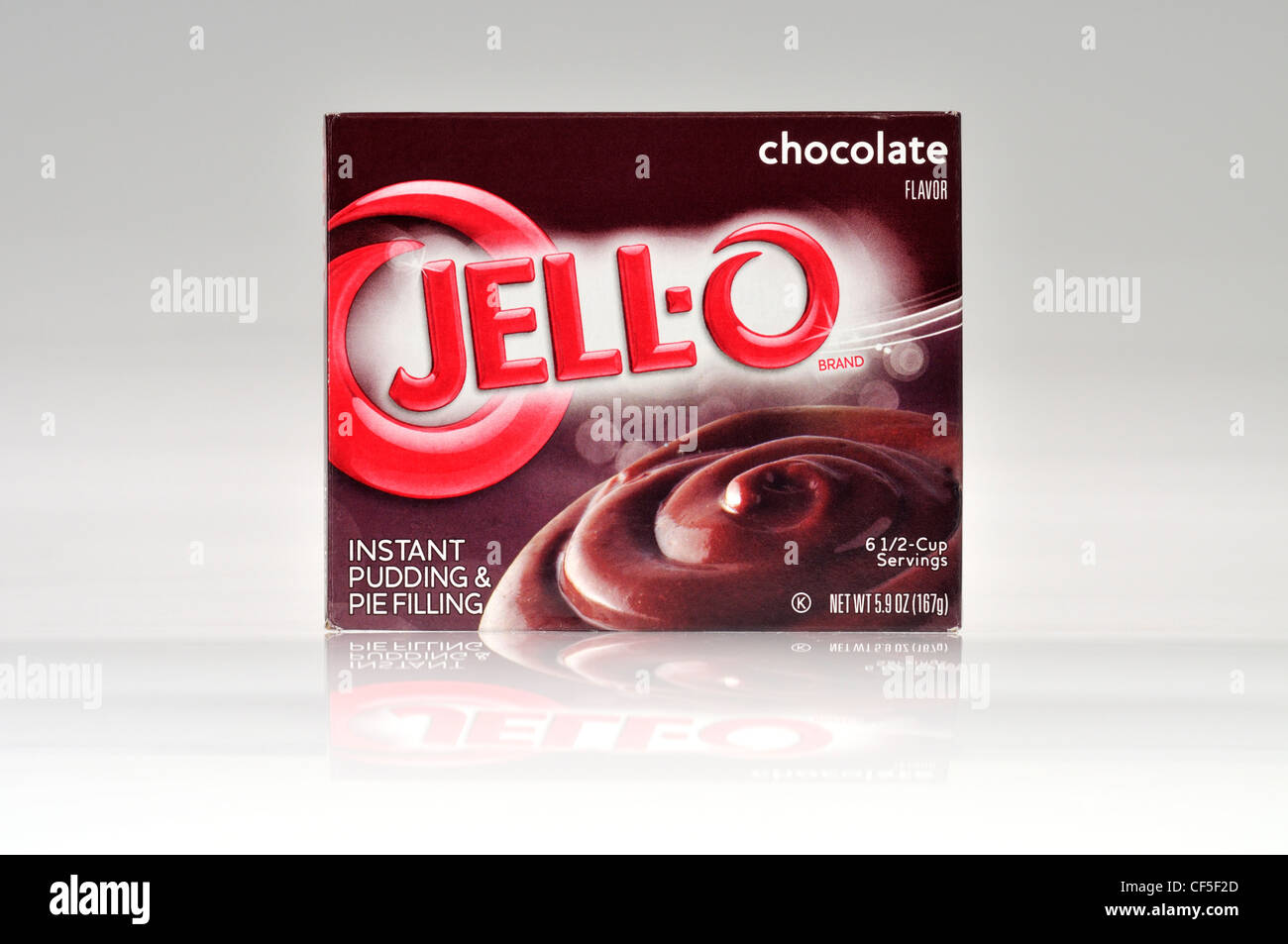 Un paquet de jello ou pudding instantané Jell-O et de la garniture pour tarte chocolat, saveur sur fond blanc découper des USA. Banque D'Images