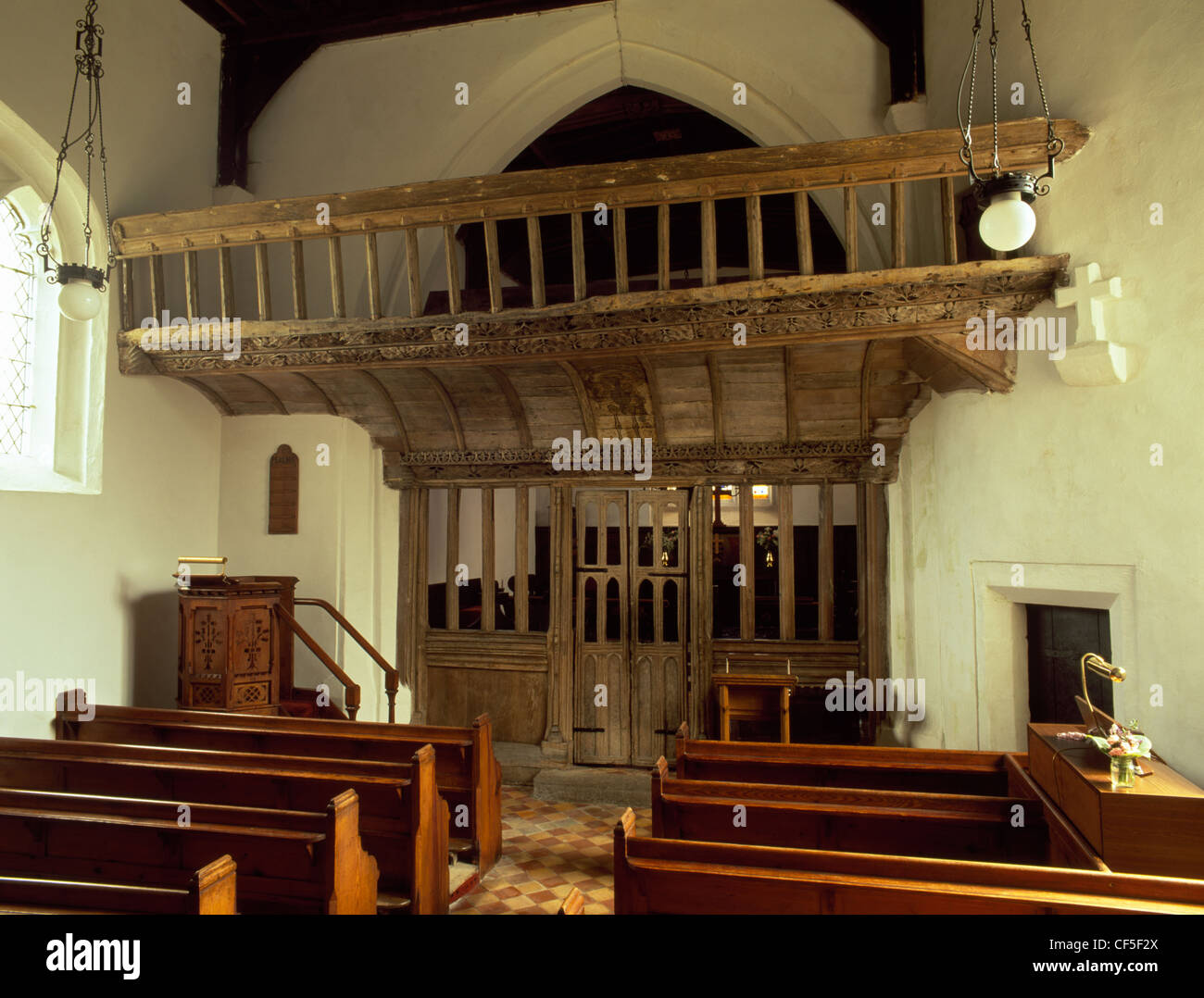 Fin du 15ème siècle, en bois sculpté et peint, jubé et loft à l'intérieur de l'église St Eilian. Banque D'Images