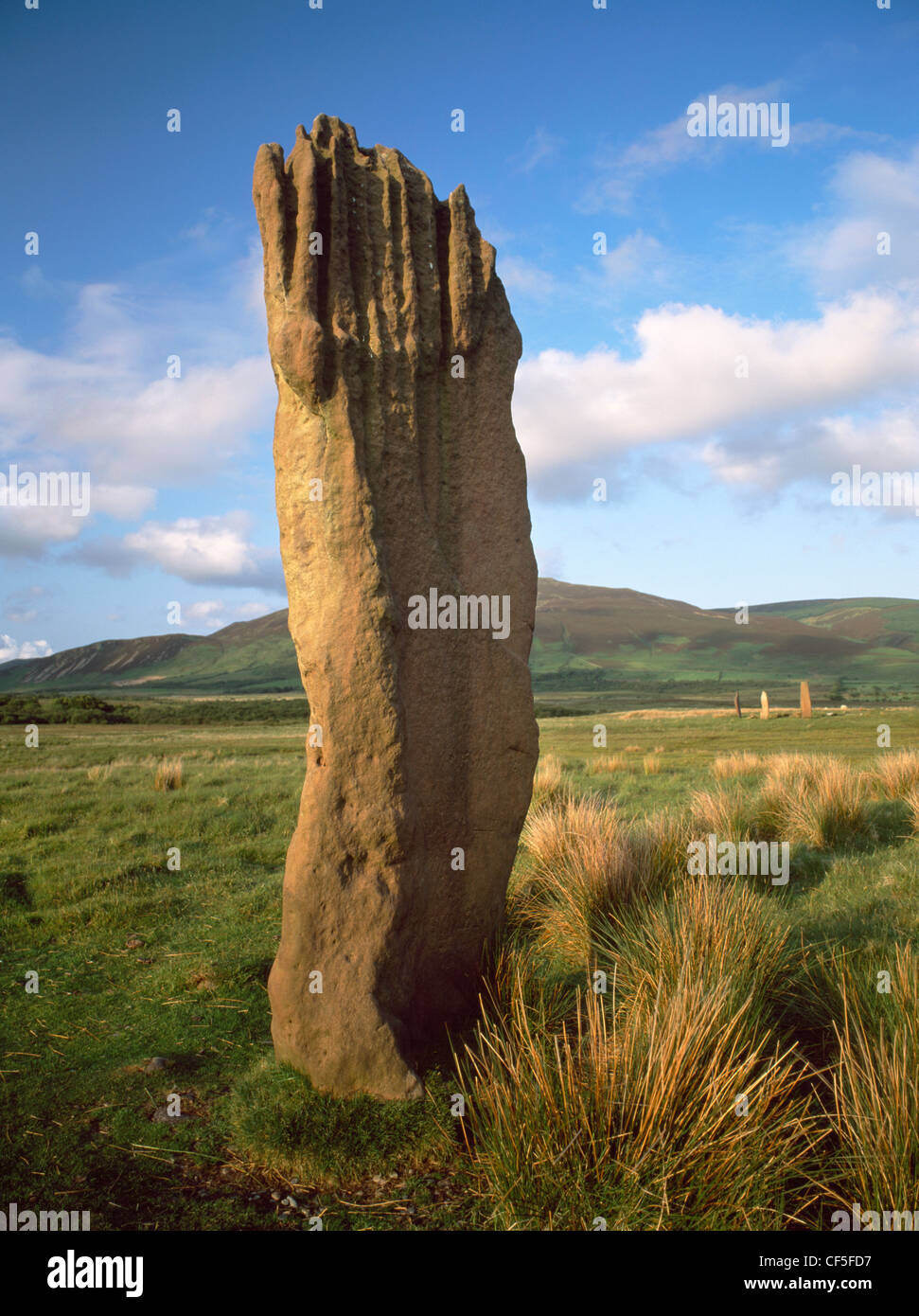 Un grand pilier de grès de Cercle III de la Machrie Moor pierres avec les pierres du Cercle II visible à l'arrière. L Banque D'Images
