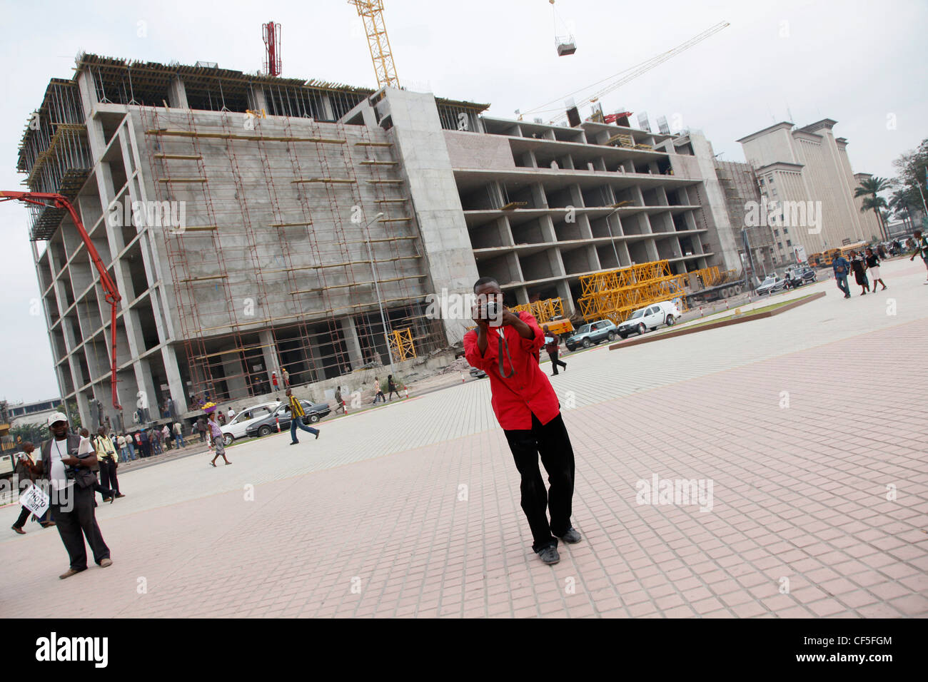 Un photographe prend des photos de touristes se rendant sur la place principale de la ville, Kinshasa. République démocratique du Congo Banque D'Images