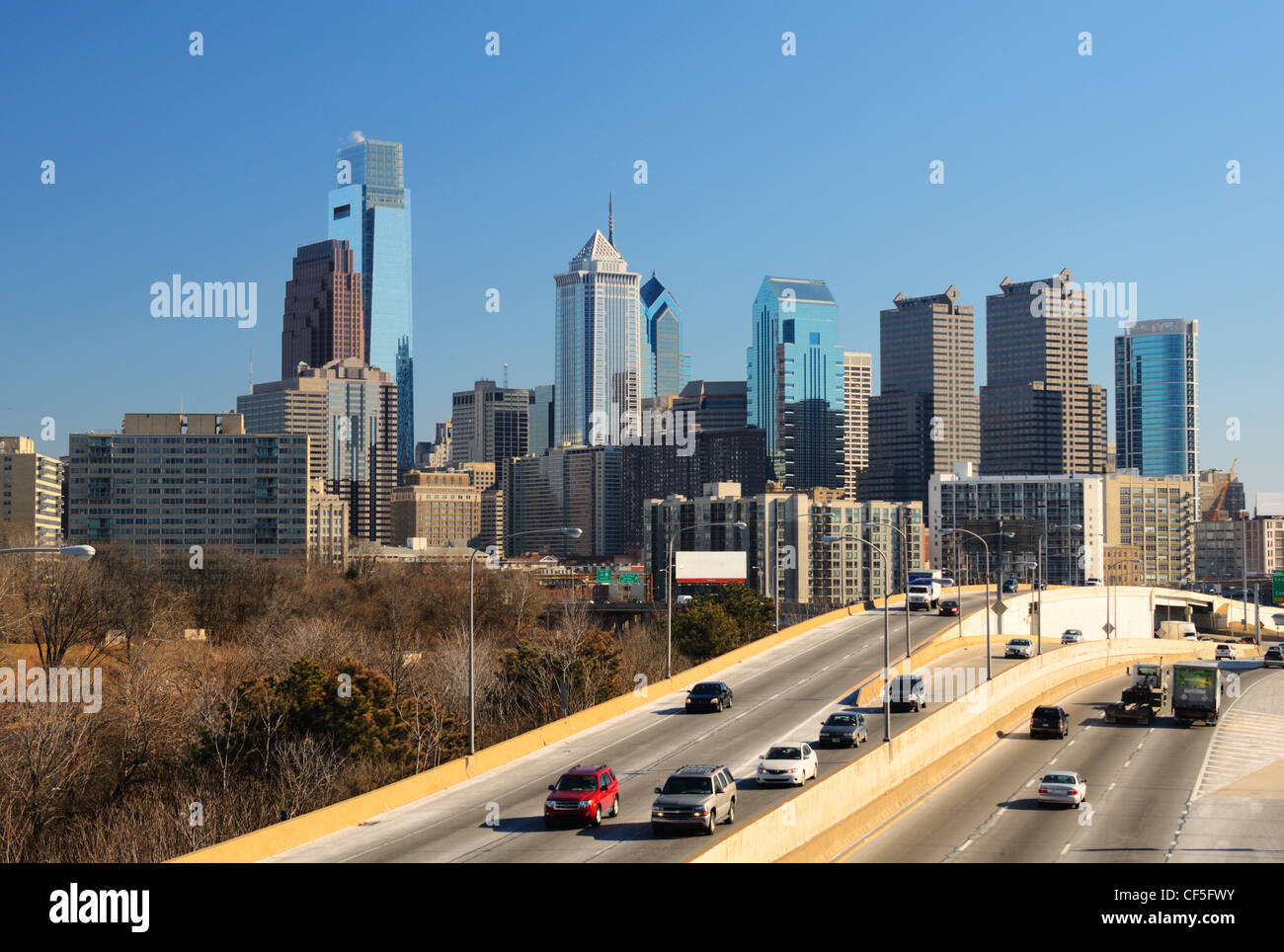 Le centre-ville de Philadelphie de l'horizon au-dessus de l'autoroute Banque D'Images