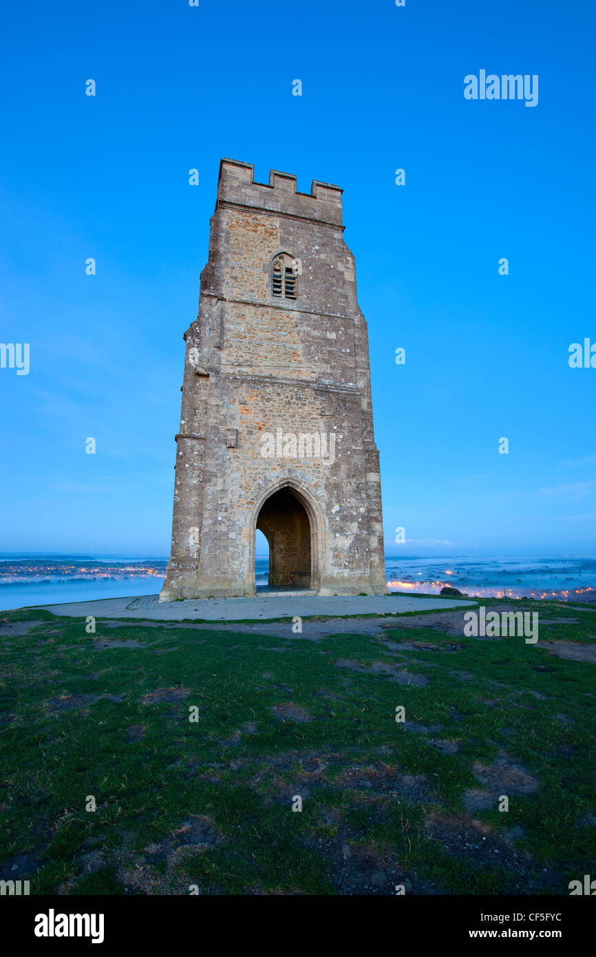 St Michael's Tower sur haut de Glastonbury Tor, une colline sur le Somerset Levels associés à l'Avalon et la légende du Roi Arthu Banque D'Images