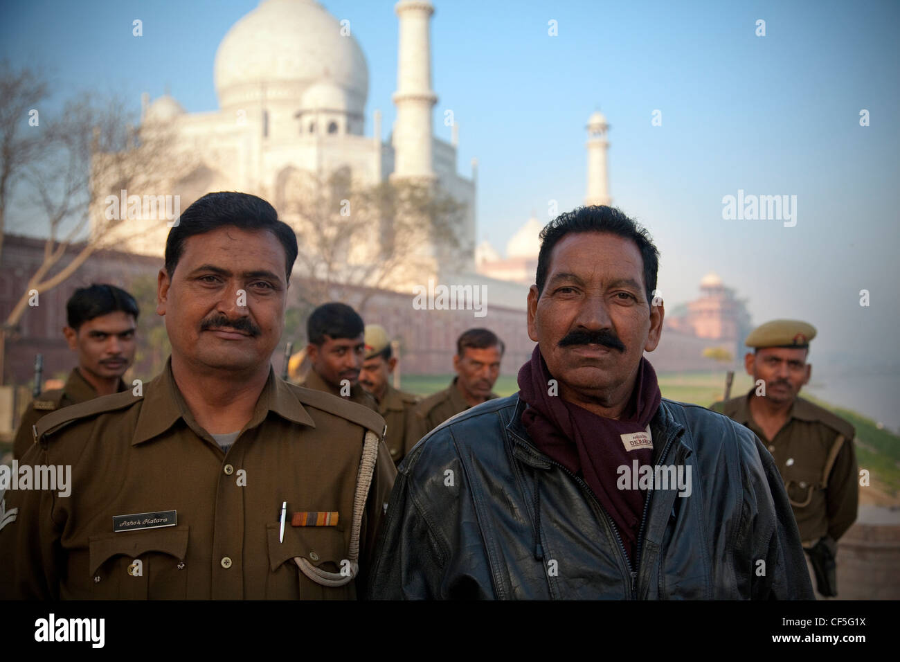 Les gardes de sécurité à l'hôtel Taj Mahal, Agra, Inde Banque D'Images