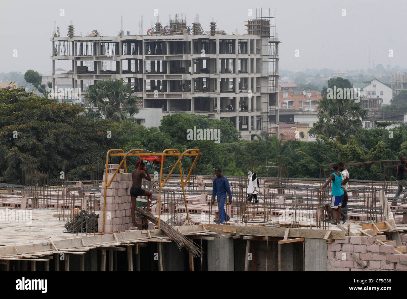 La construction d'appartements et immeubles de bureaux autour de la Place De La Gare, la Ville, Kinshasa, RDC. Banque D'Images