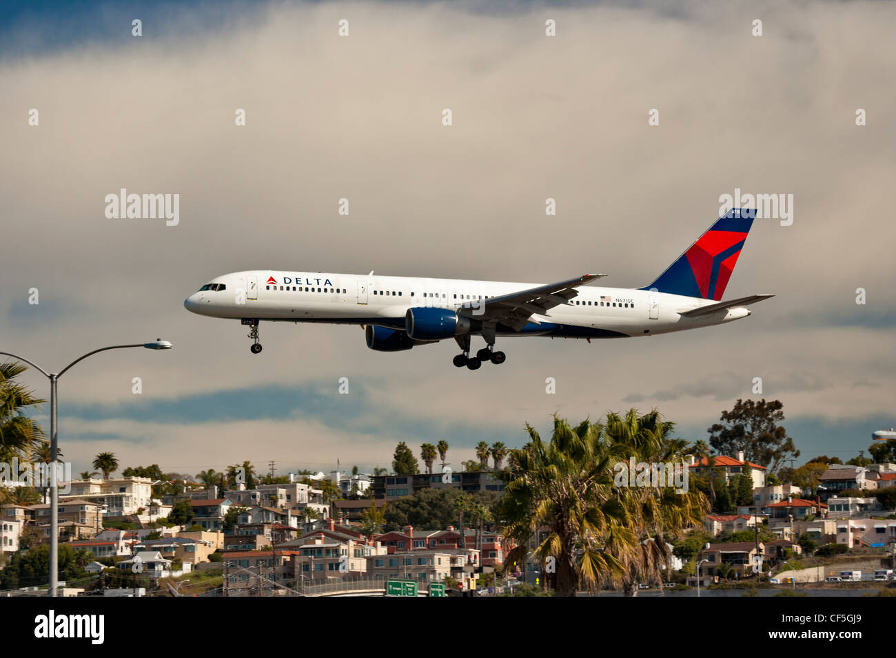 Avion de ligne en approche finale de Lindbergh Field-San Diego, Californie, USA. Banque D'Images