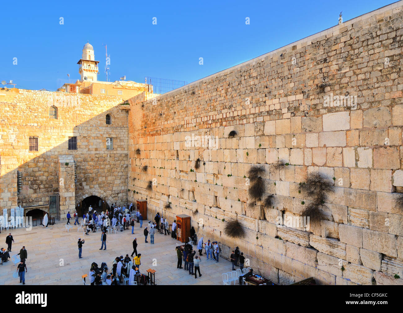 Les foules au Mur occidental dans la vieille ville de Jérusalem, Israël. Banque D'Images