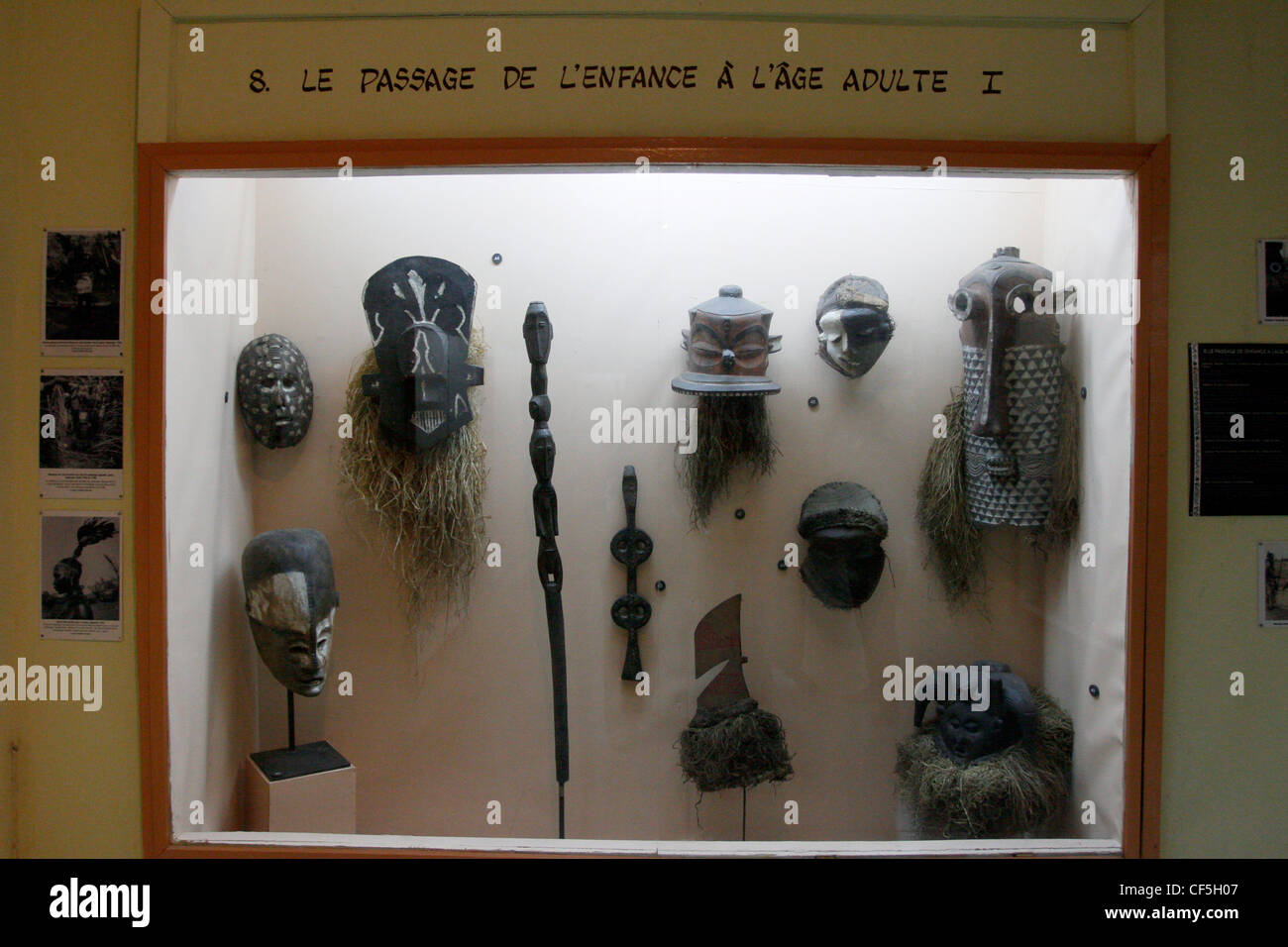 Le musée ethnographique de la banlieue de Ngaliema. Le musée a plusieurs objets historiques de l'époque du Congo belge. Banque D'Images