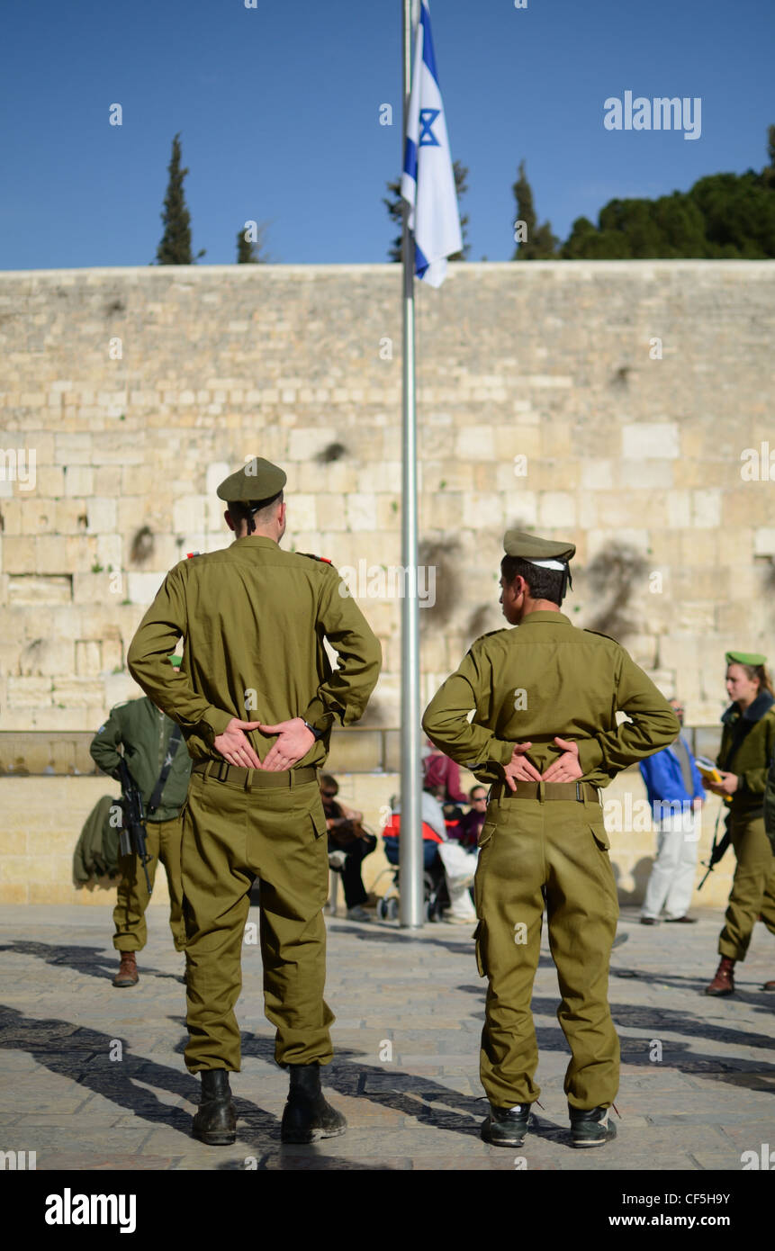 Des soldats israéliens au garde à vous près du Mur Occidental à Jérusalem, Israël. Banque D'Images