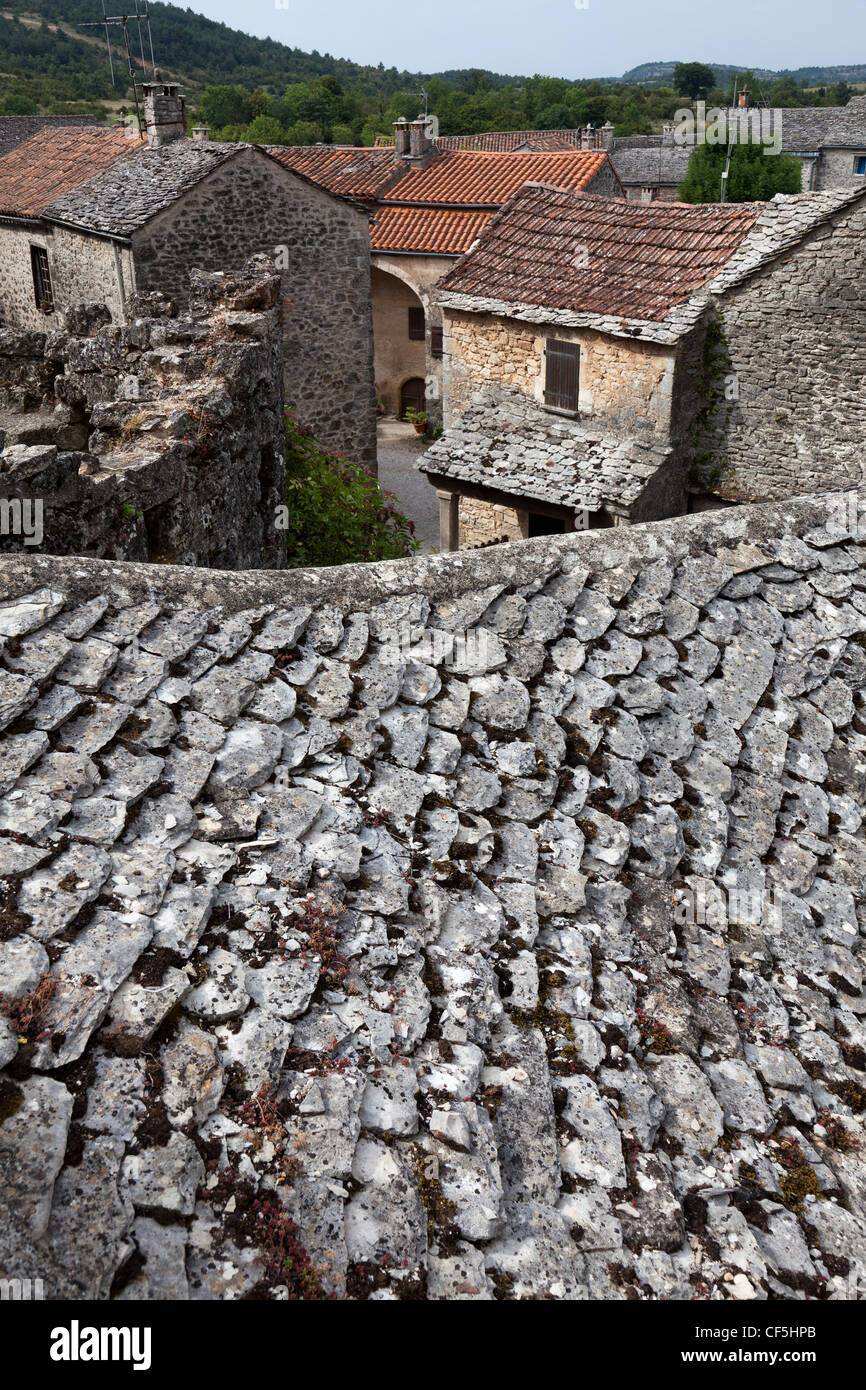 La pierre ancienne tuiles sur toit de maison dans la cité templière de la Couvertoirade, Aveyron, France Banque D'Images