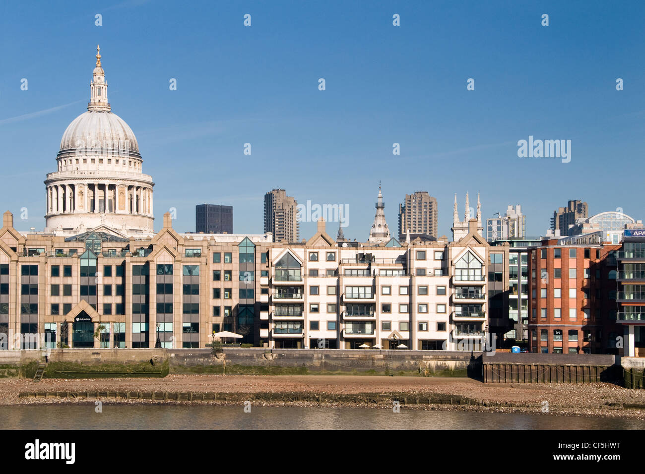 Vue à partir de la rive sud de la Cathédrale St Paul et plusieurs bâtiments sur la Tamise. Banque D'Images