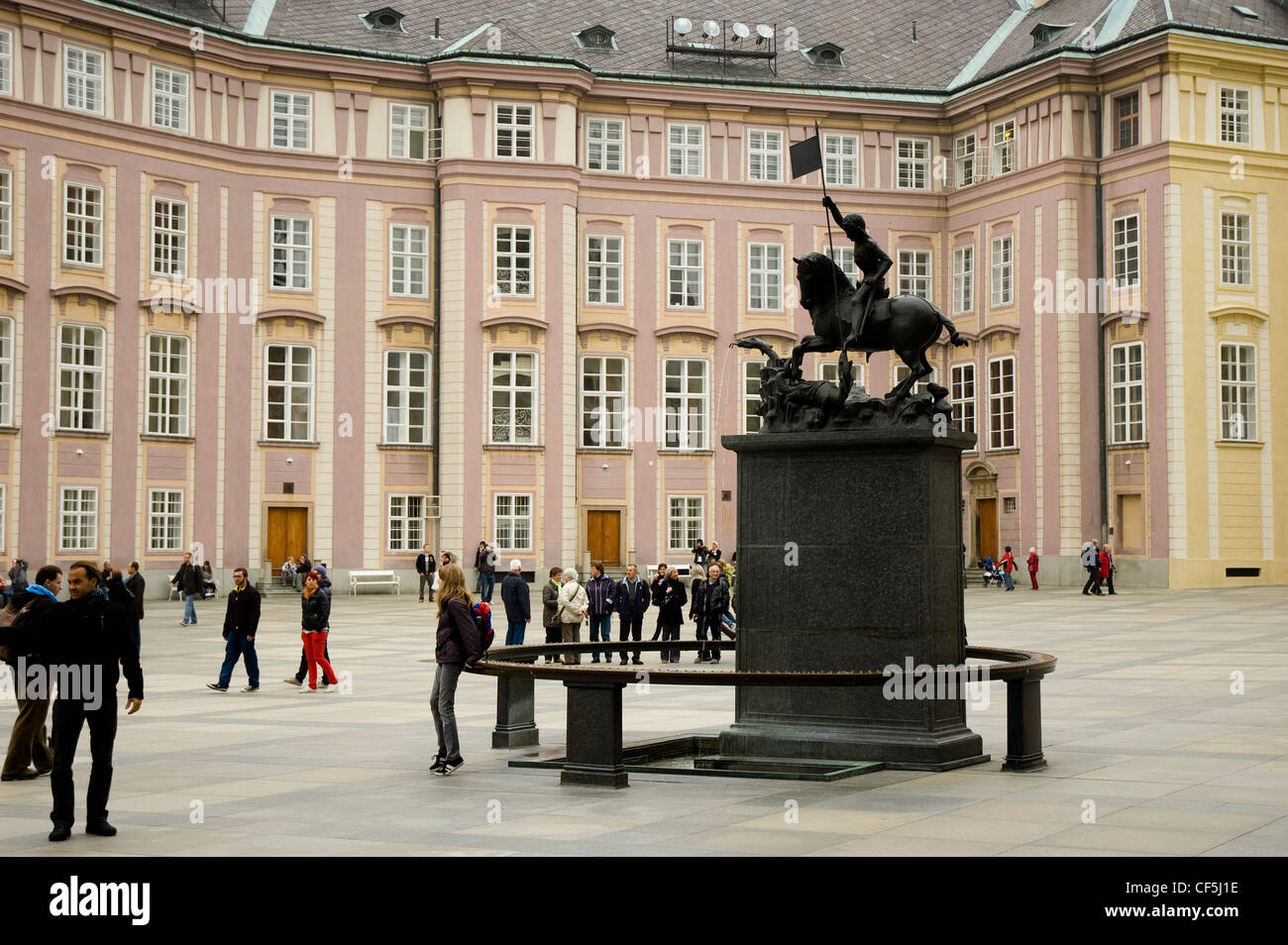 Statue en bronze de Saint Georges terrassant un dragon, Hradcany, Prague, République Tchèque Banque D'Images