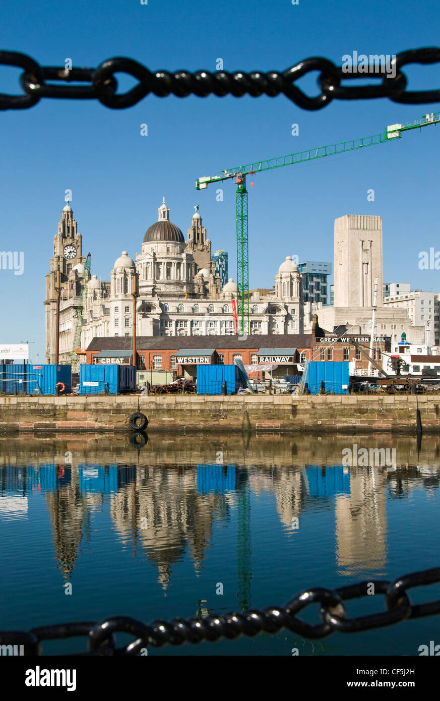 Albert Docks et le bord de l'eau avec le Royal Liver Building au loin. Banque D'Images