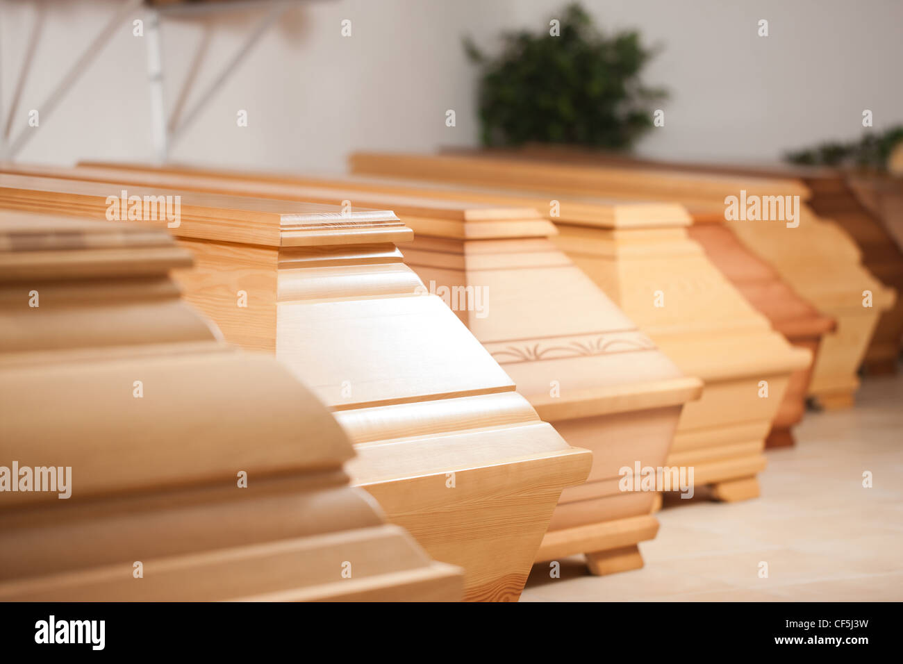 Cercueils sont présentés en magasin de pompes funèbres Banque D'Images