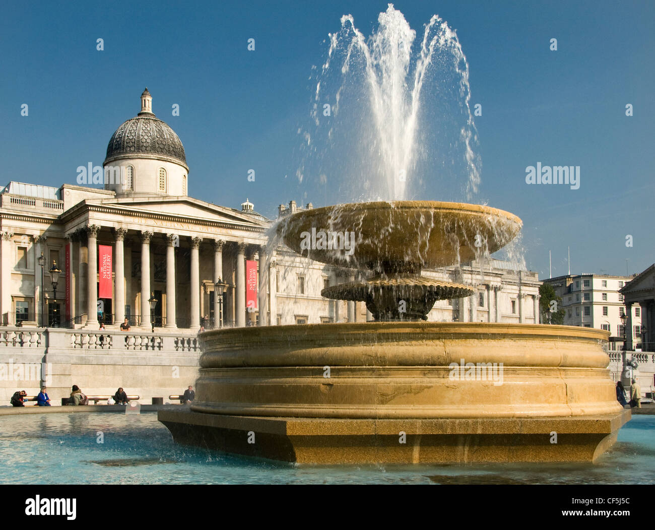 National Gallery et Trafalgar Square fountain à Londres. Banque D'Images