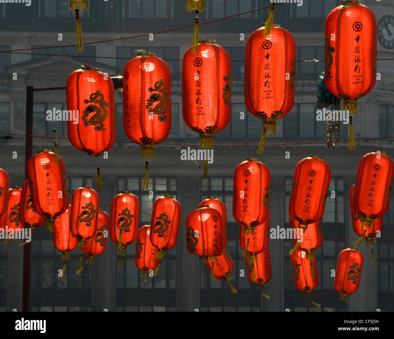 Lanternes rouges colorés suspendus dans Chinatown à Londres. Banque D'Images
