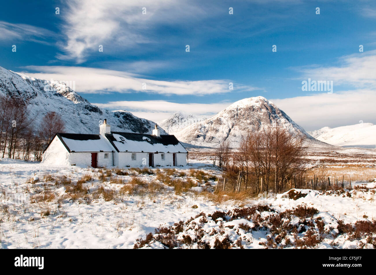 Un paysage couvert de neige avec le Black Rock Cottage à Glencoe. Banque D'Images