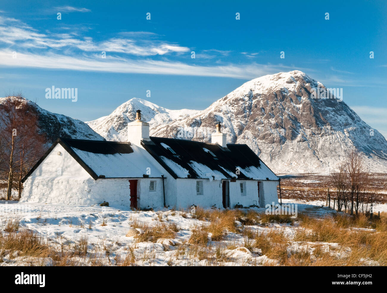 Un paysage couvert de neige avec le Black Rock Cottage à Glencoe. Banque D'Images