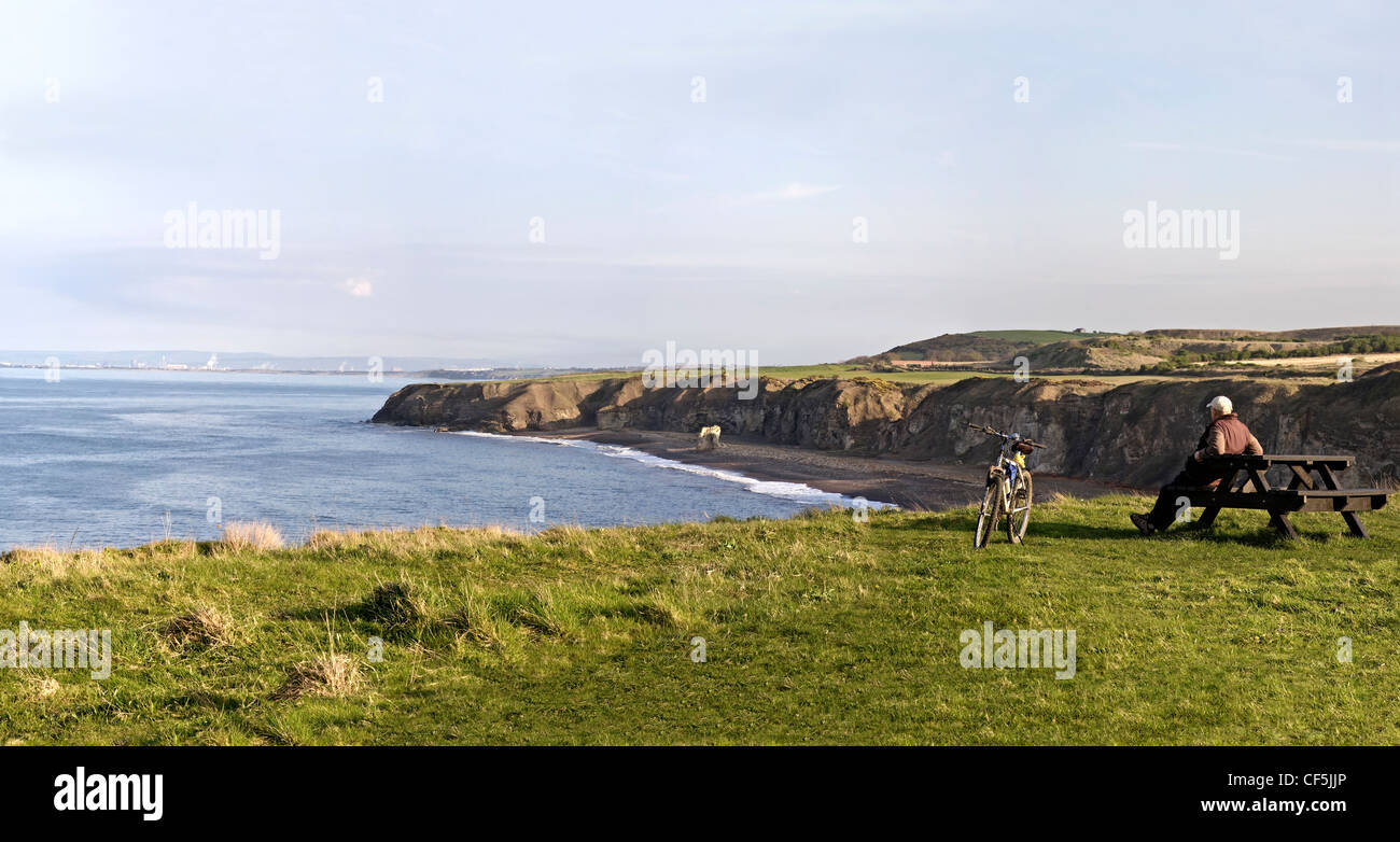 Un cycliste face à la mer à Dawdon, la vue à Hartlepool sur cette très belle journée ensoleillée, de la plage utilisée pour film Alien Banque D'Images