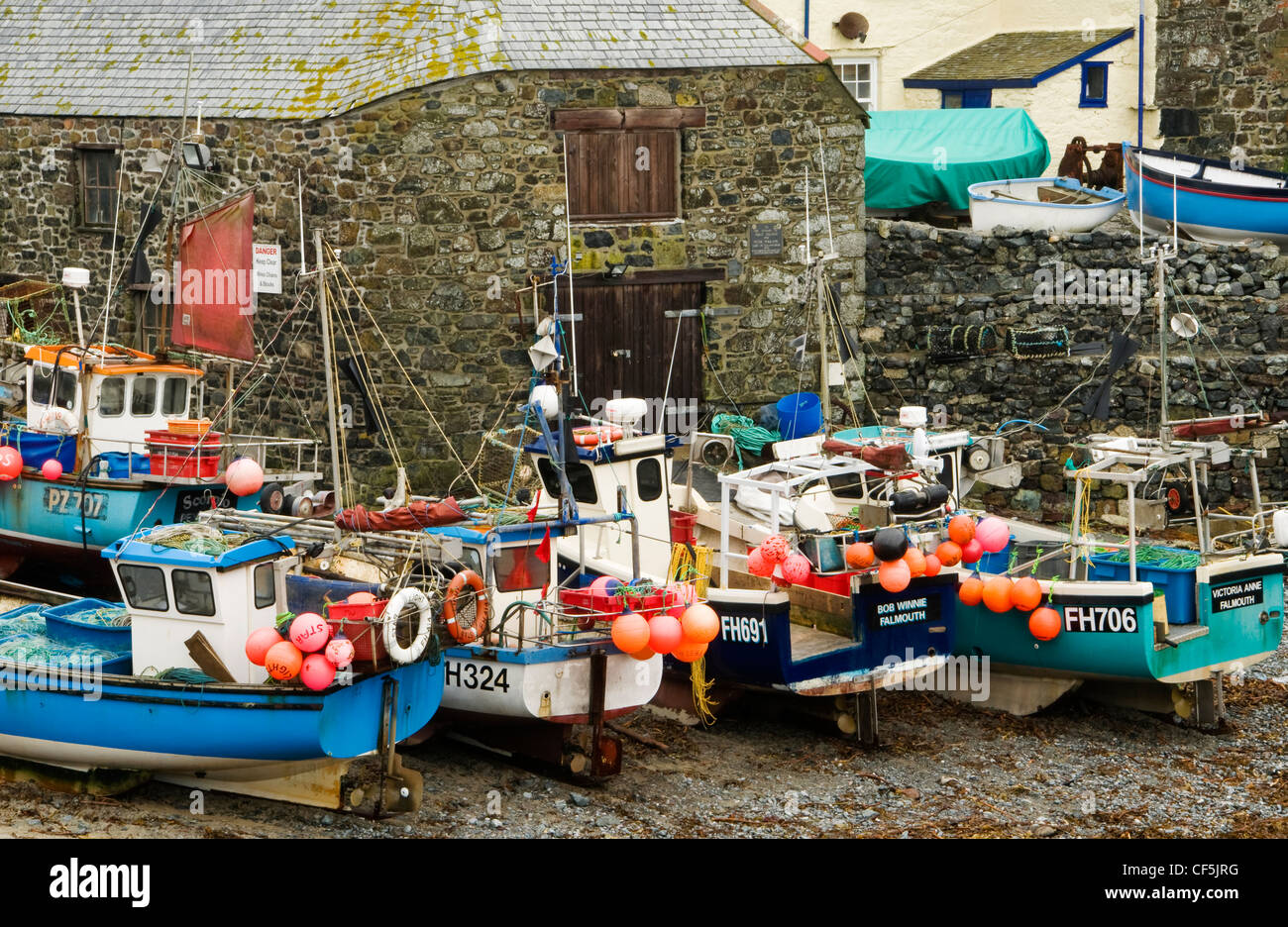 Bateaux de pêche dans le petit village de pêcheurs de Cadgwith Cove sur la côte orientale de la Péninsule du Lézard. Banque D'Images