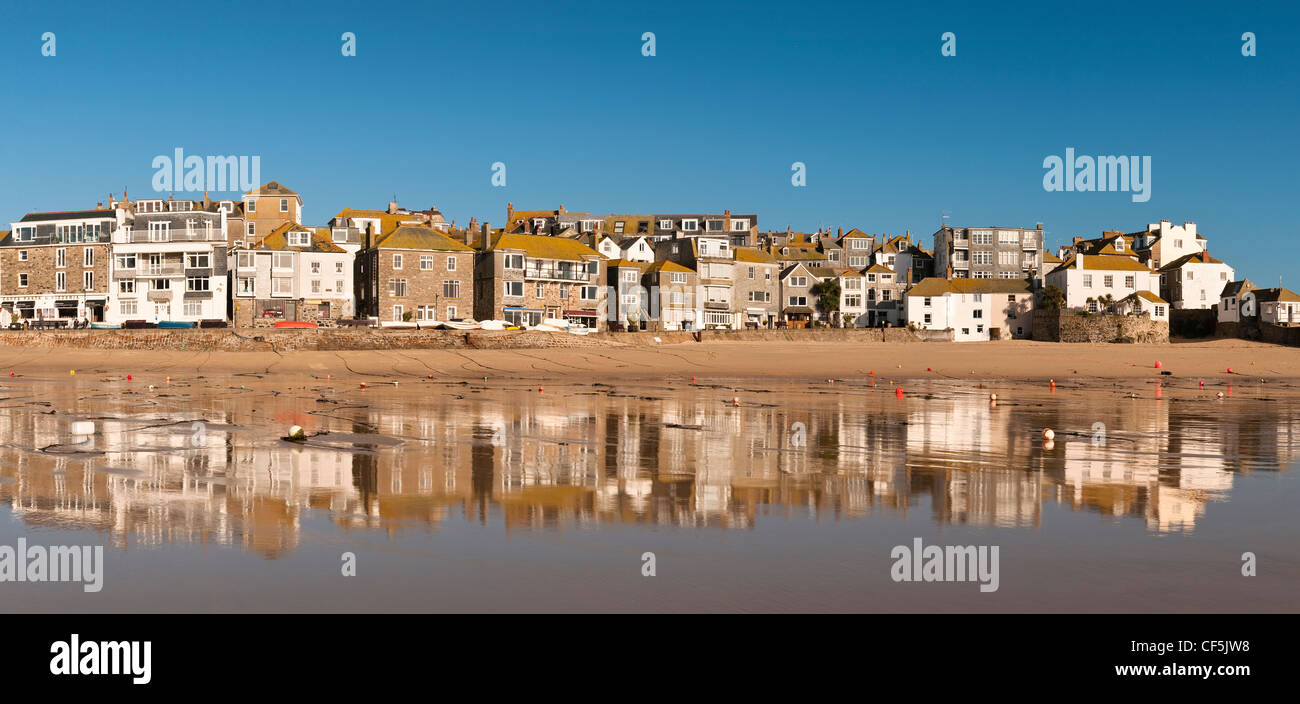 Bâtiments le long du front de mer de St Ives. Banque D'Images