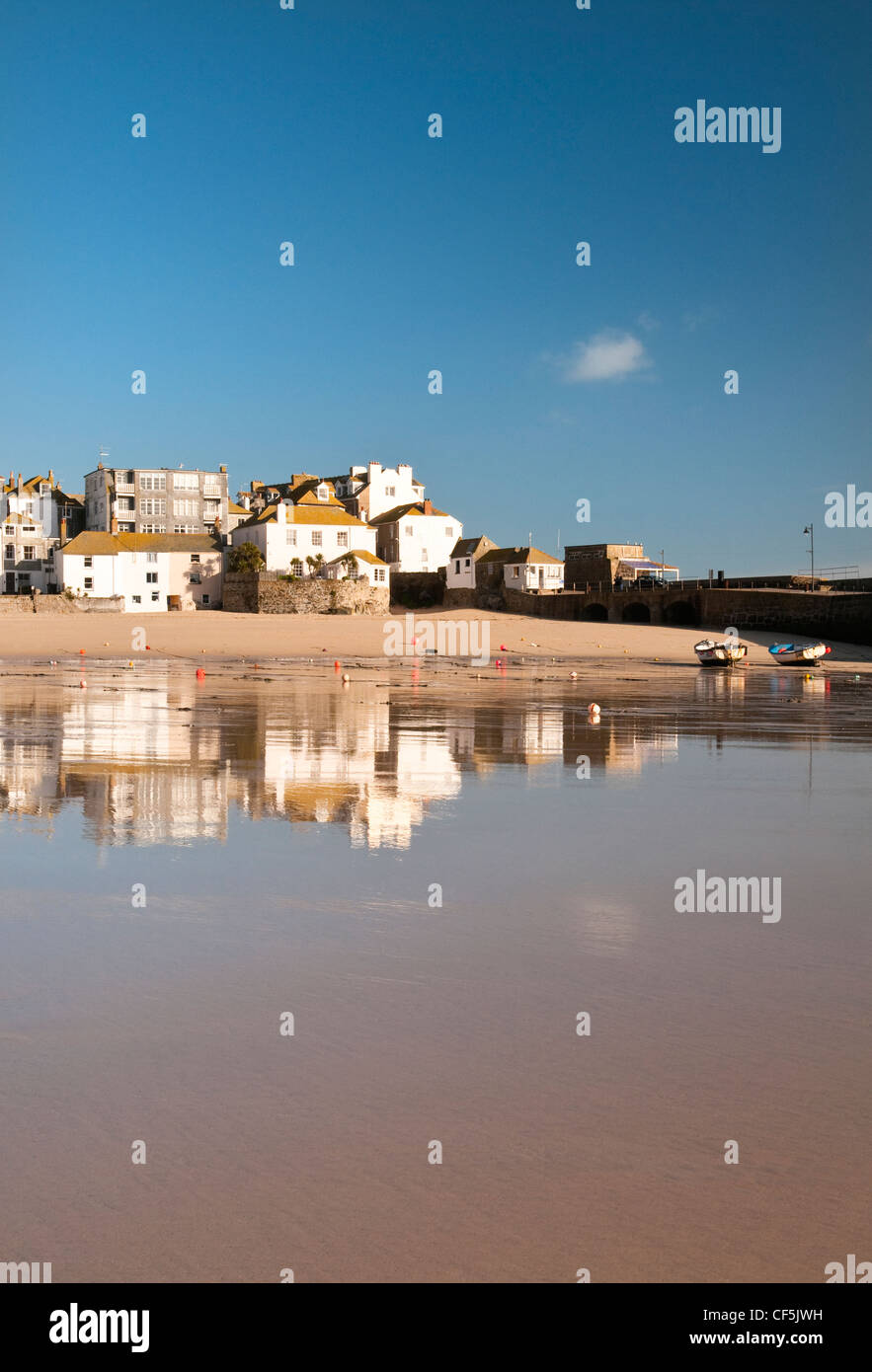 Les bâtiments reflètent dans la marée basse à Saint Ives. Banque D'Images Les bâtiments reflètent dans la marée basse à Saint Ives. Banque D'Images