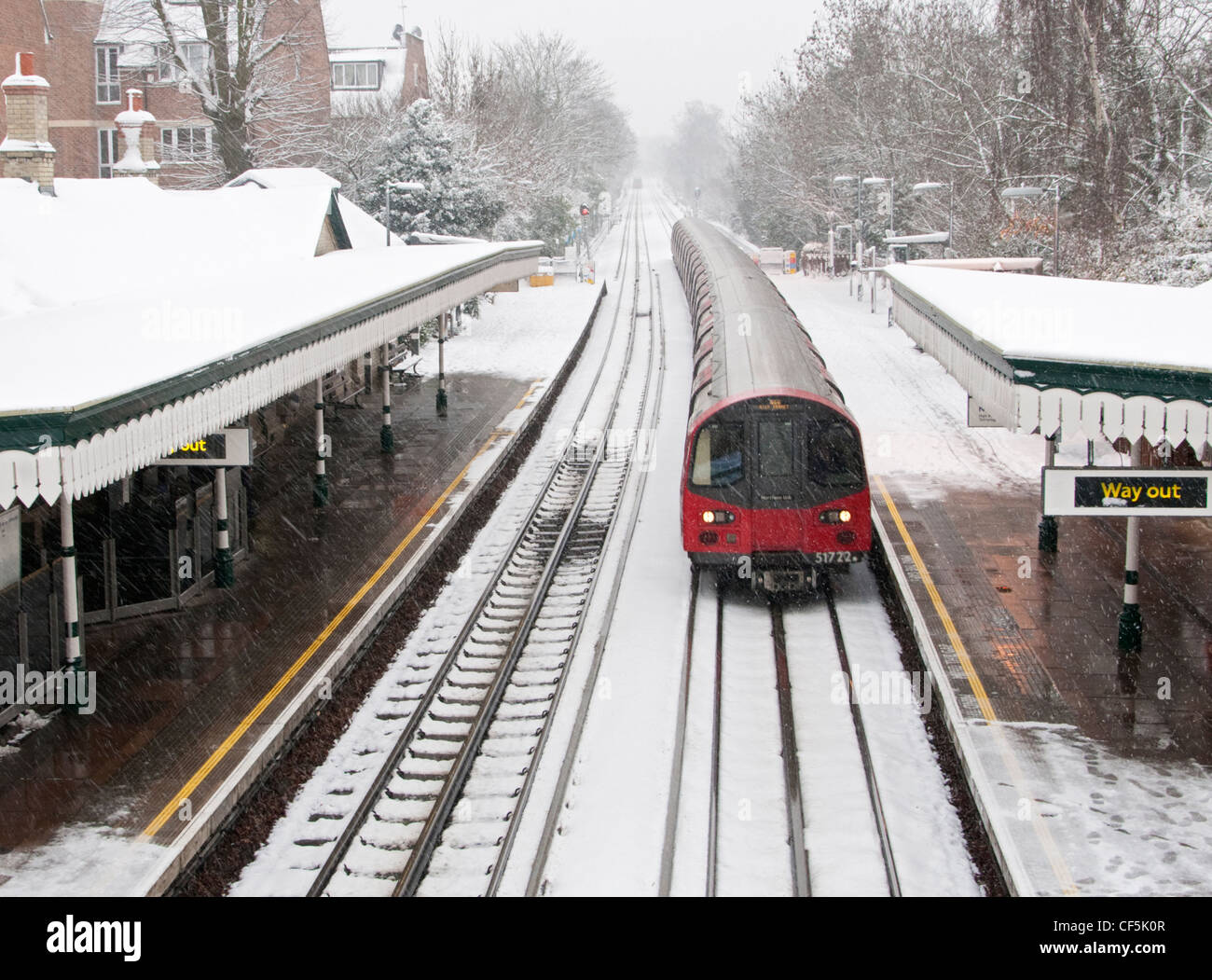 Une ligne nord train de tube arrivant à Woodside Park Station lors de fortes chutes de neige. Banque D'Images